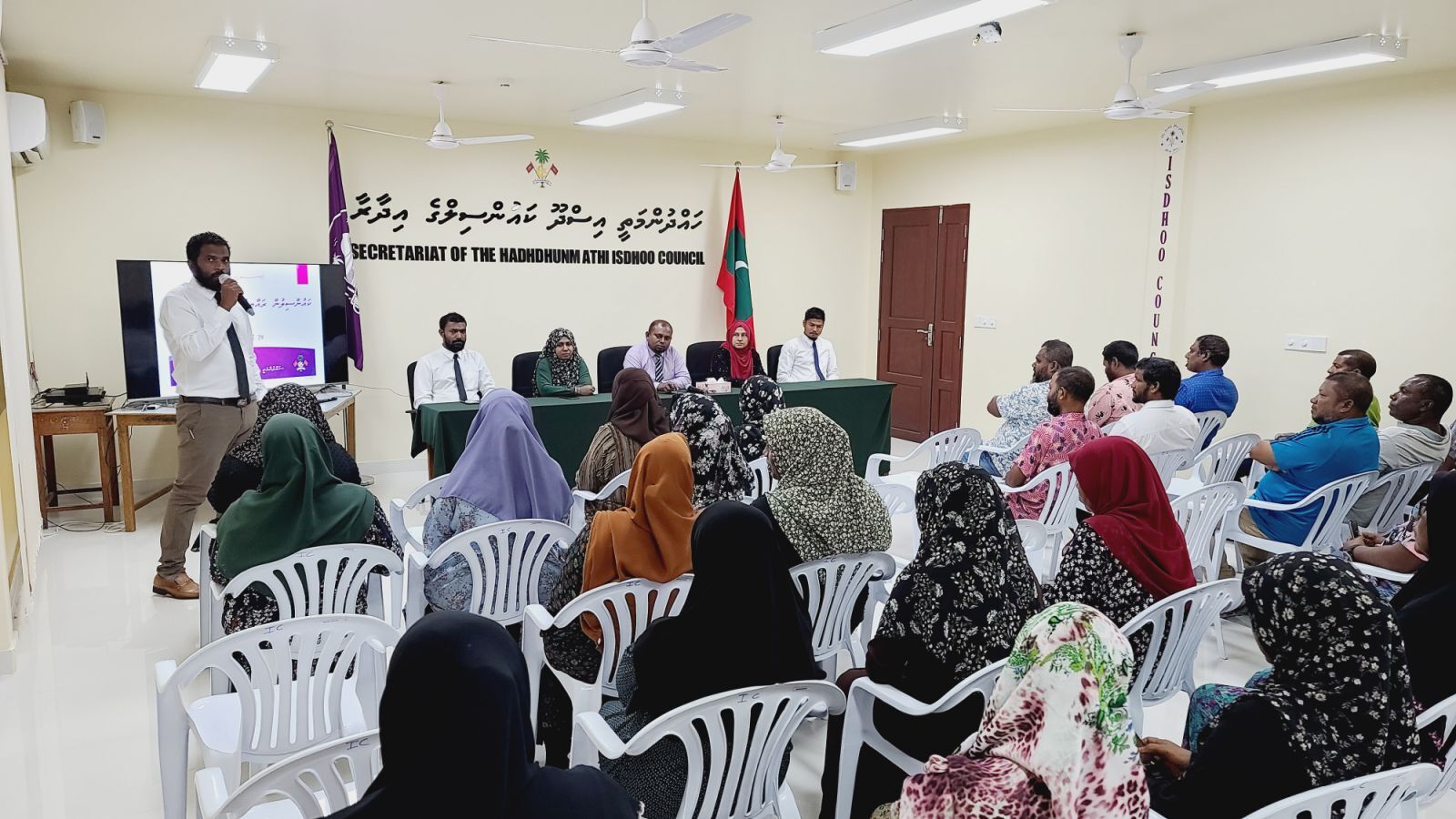 ކައުންސިލުން ރައްޔިތުންނާއި ބައްދަލުކުރުން Isdhoo Council